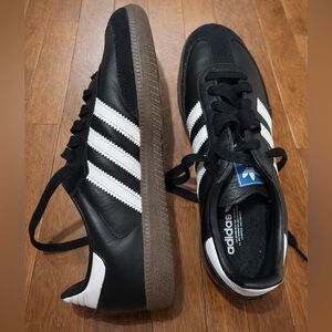 Women’s 6.5 Adidas Black and White Sambas.